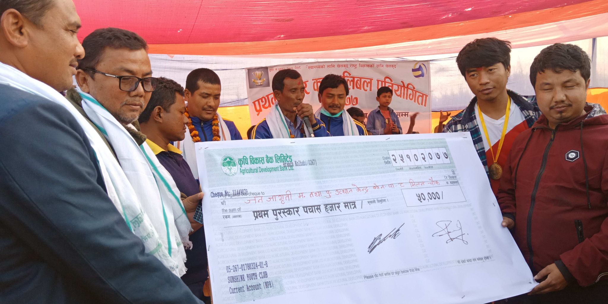 विजेता टिमलाई चेक हस्तान्तरण गर्दै प्रदेश सांसद चौधरी